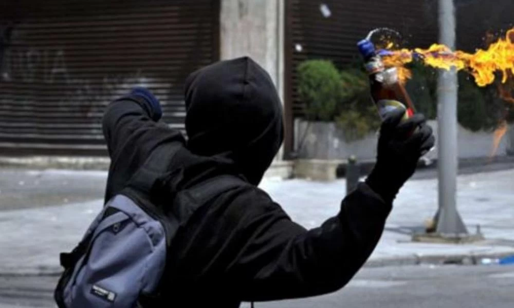Σύλληψη ανηλίκων με μολότοφ: Ετοίμαζαν επίθεση στο Α.Τ. Εξαρχείων